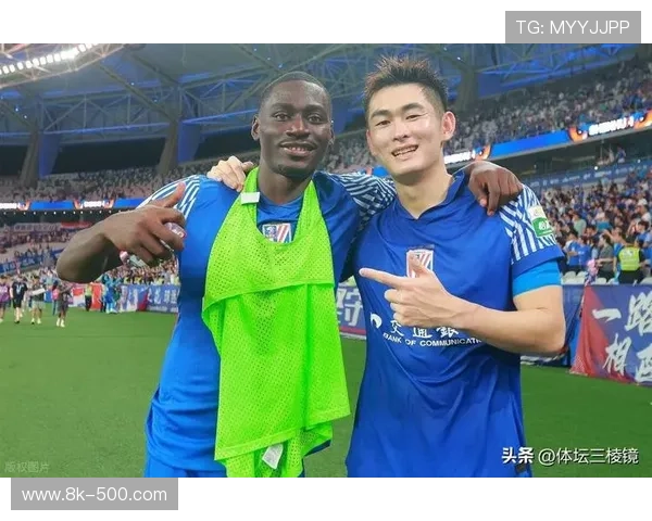 替补席球员为队友精彩表现欢呼庆祝